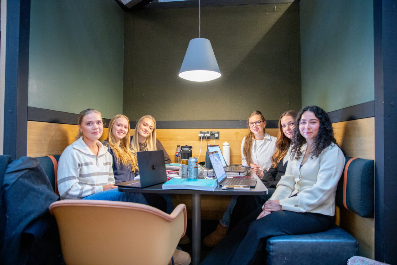 Sykepleiestudentene Andrea Johansen Mathisen, Zandra Bettvik Løfgren, Sandra Amundsen Ørmen, Hanna Moe-Andersen, Ingeborg Aurora Lindberg og Ingrid Krohn Næss har forberedt seg godt til en notorisk vanskelig eksamen. Foto: Julia Loge